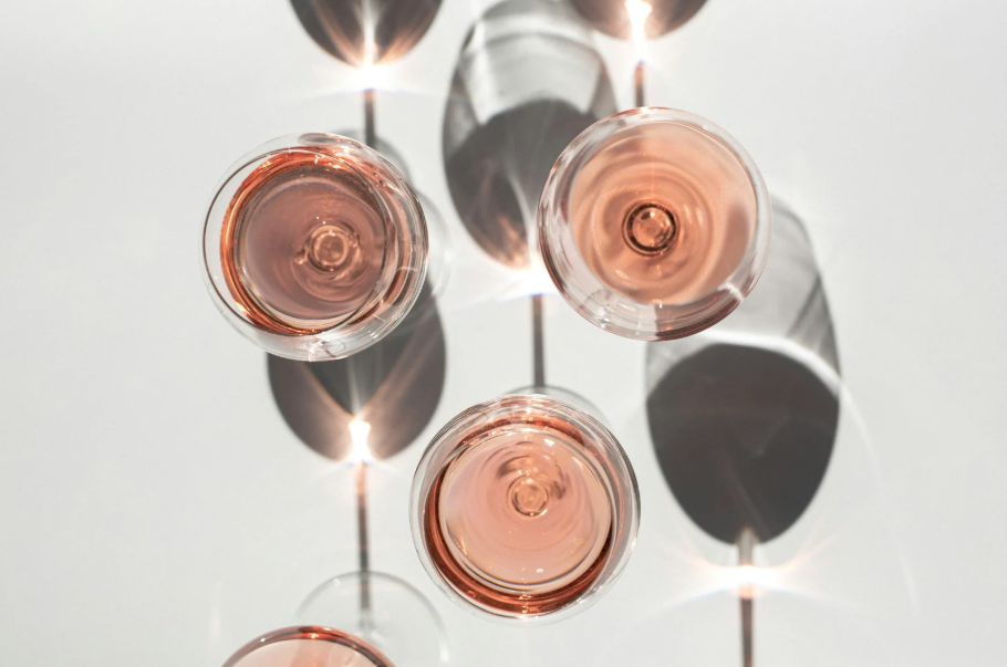 Glasses of pale pink rosé wine from Provence on a sunlit terrace, reflecting the region’s light, elegance and Mediterranean lifestyle.